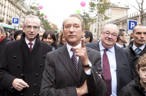 Bertrand Delanoë, maire de Paris entoure de Daniel Vaillant et Jacques Bravo.