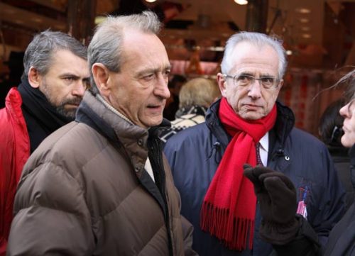 Ecoute attentive des candidats du maire de Paris venu en soutien, le 16/02/08, rue des Martyrs