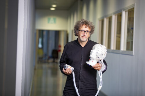 Portrait du professeur Lionel Naccache, MD PhD, Departments of Neurology & Clinical Neurophysiology, Hôpital de la Pitié-Salpêtrière,
Paris & Neuropsychology & Neuroimaging team INSERM UMRS 975, ICM, Paris